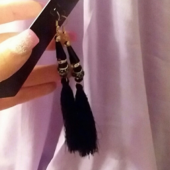 2 left black dangle earrings NWT - Picture 2 of 2